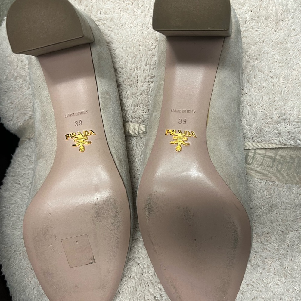 Prada Milano Suede Beige Block Heels. I am a size 8 and this fits too big.